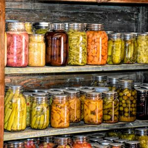 Variedad de conservas saladas gourmet en frascos de vidrio