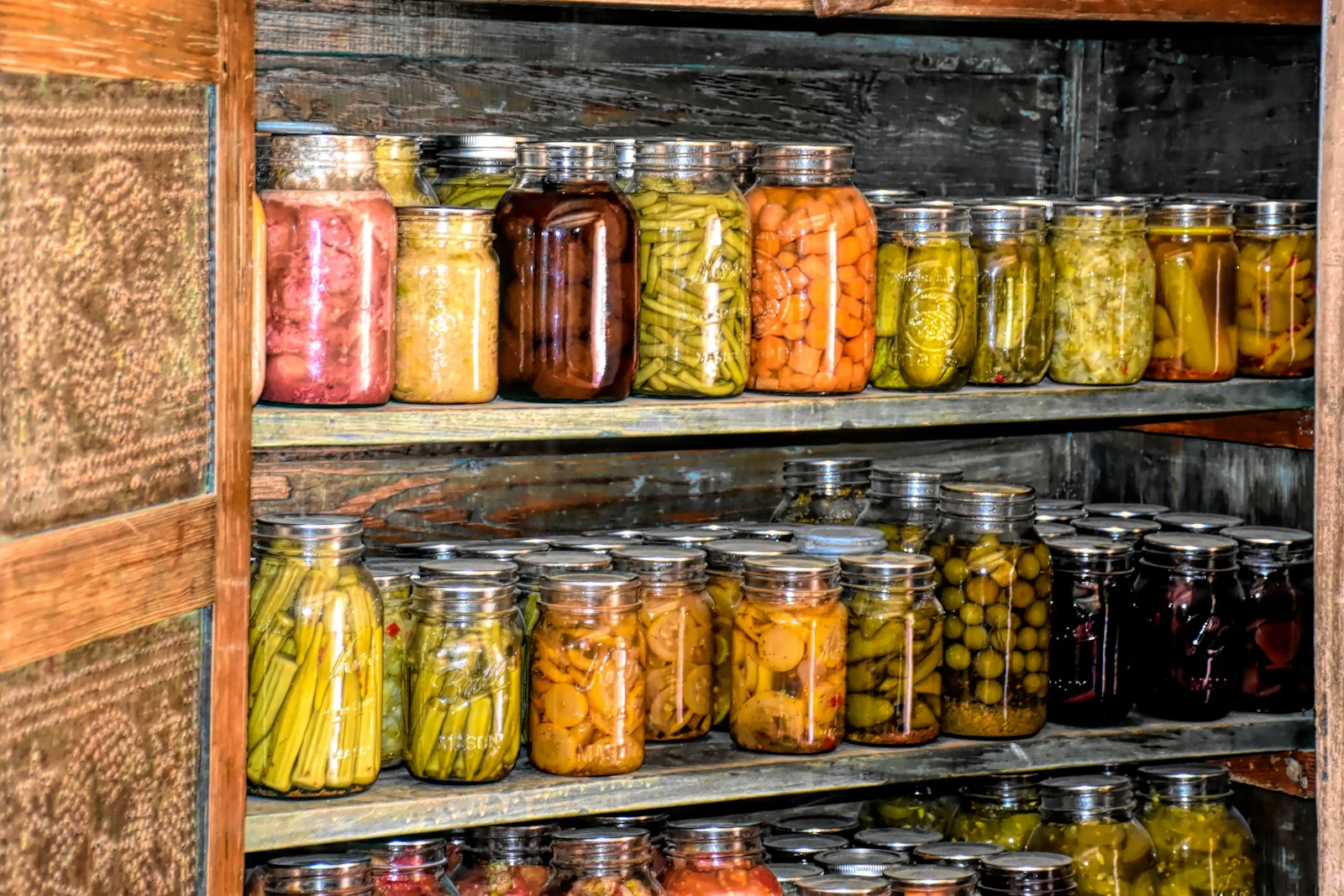 Variedad de conservas saladas gourmet en frascos de vidrio