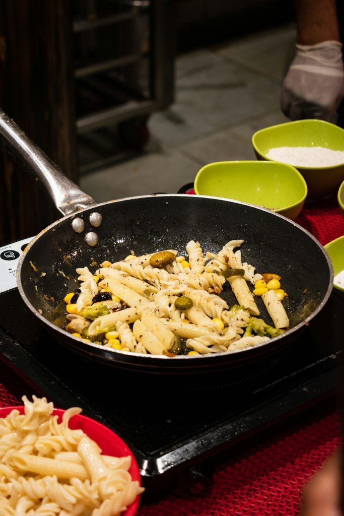 Pasta italiana servida con zucchini en aceite de oliva