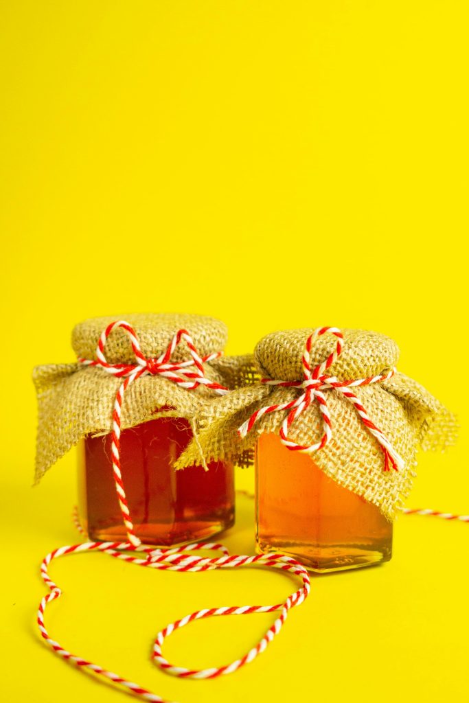 Empaque elegante de regalo corporativo con conservas premium