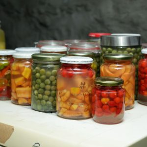 Surtido de conservas saladas artesanales