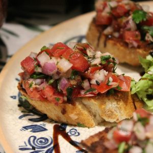 Tostadas crujientes preparadas con peperonada gourmet