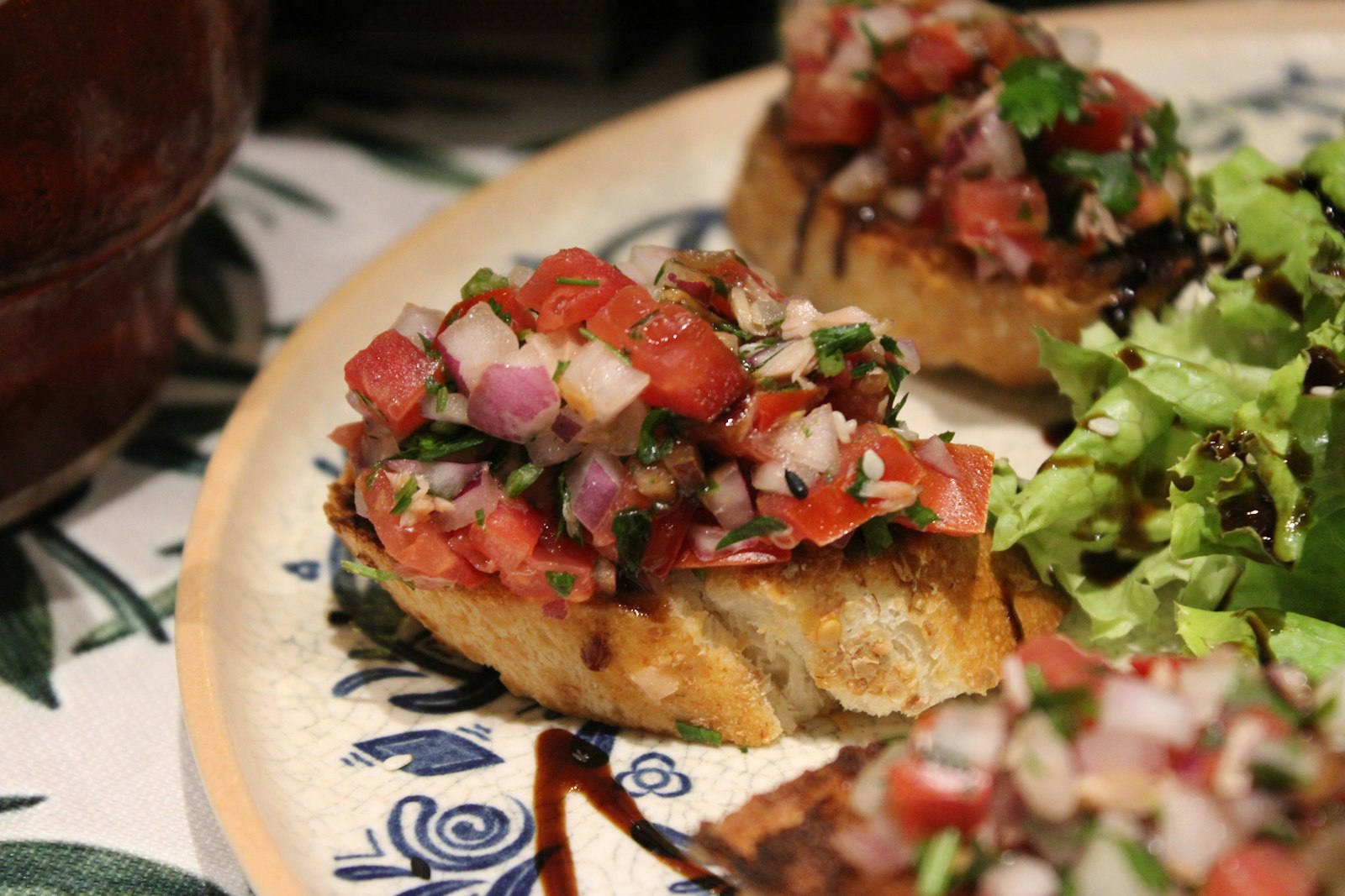 Tostadas crujientes preparadas con peperonada gourmet